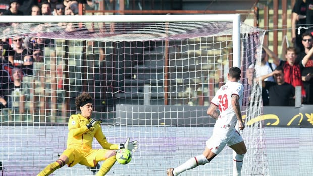 Memo Ochoa en el Salernitana vs Milan