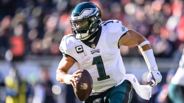 Eagles quarterback Jalen Hurts (1) scrambles left looking to throw in the first quarter of a game against the Bears.