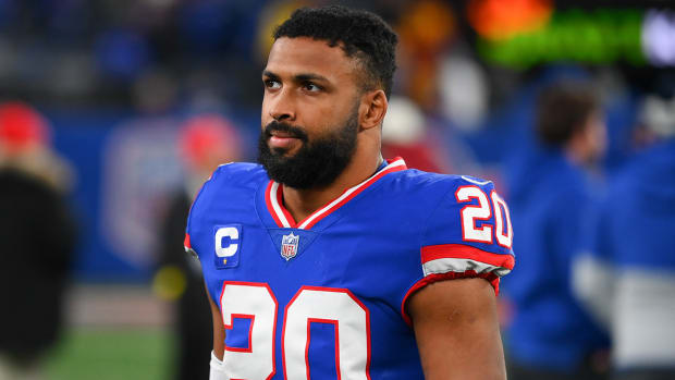 Giants safety Julian Love (20) walks off the field following the game against the Commanders at MetLife Stadium.