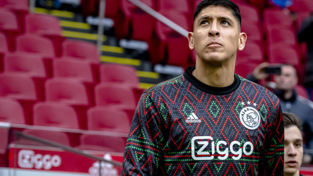 Edson Álvarez con mirada triste en uniforme del Ajax