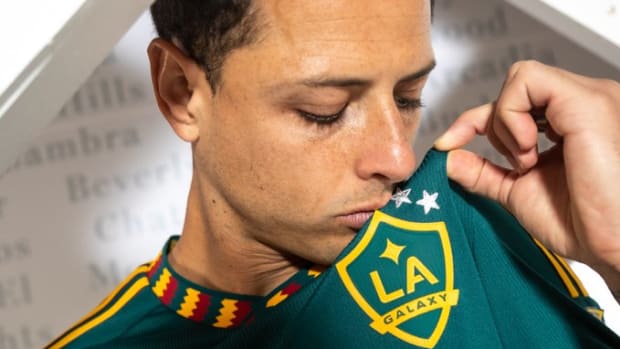 Chicharito posa con el nuevo uniforme del L.A. Galaxy