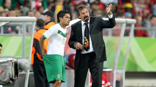 Ricardo La Volpe dirigiendo a México en el Mundial de 2006