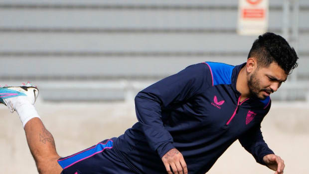Tecatito Corona reaparece en entrenamiento con el Sevilla seis meses después de su lesión