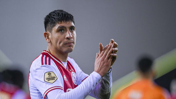 Edson Alvarez aplaude con uniforme del Ajax