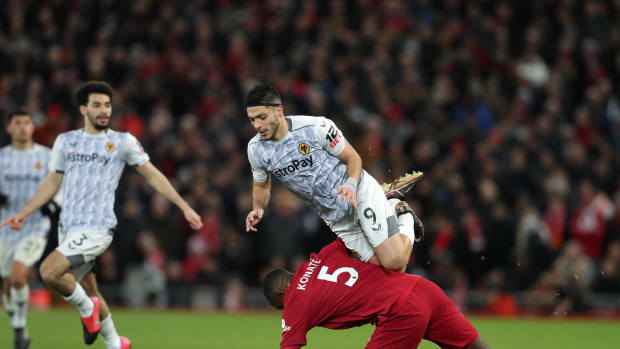 Raúl Jiménez vuela por los aires ante el Liverpool