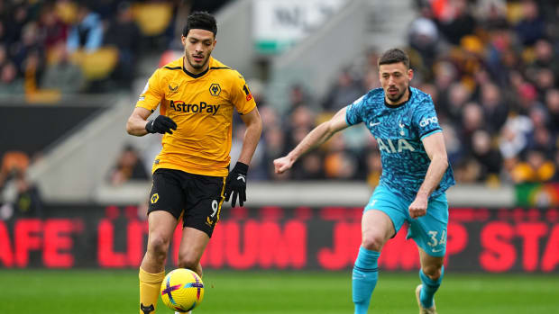 Raúl Jiménez de Wolverhampton ante Clement Lenglet del Tottenham en duelo de la Premier League