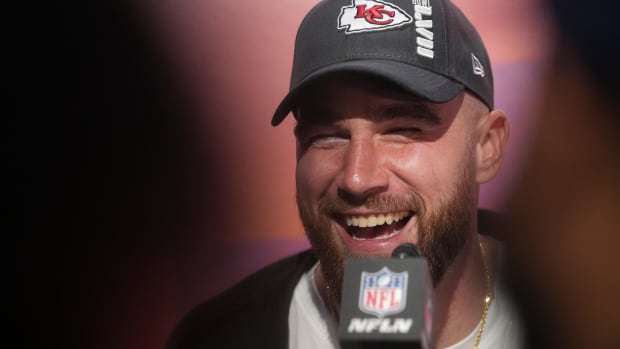 Travis Kelce Taylor Swift dating rumors: UC Bearcats sell jerseys