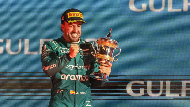 Fernando Alonso festeja su podio en Bahréin