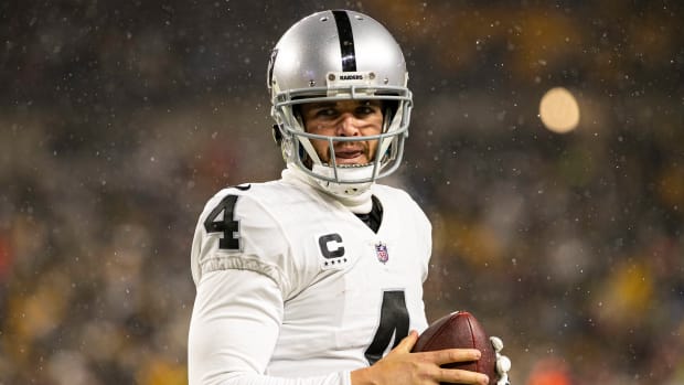 Derek Carr en partido con Las Vergas Raiders