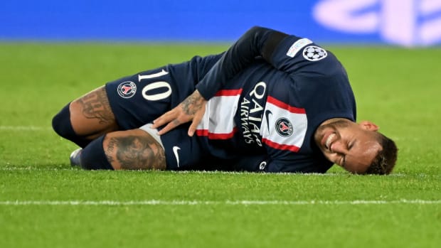 Neymar lesionado en un duelo del PSG