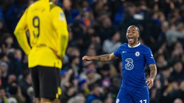 Raheem Sterling de Chelsea celebra su gol ante el Borussia Dortmund en Champions League