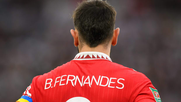 Bruno Fernandes de Manchester United visto de espaldas