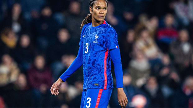 Wendie Renard en un amistoso de la selección femenil de Francia