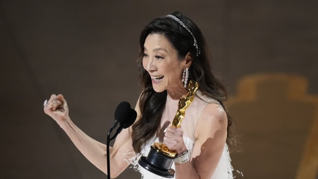 Michelle Yeoh recibiendo el Oscar