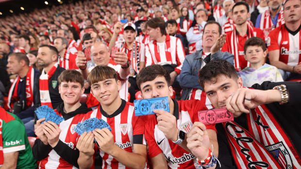 Aficionados del Athletic Club Bilbao protestan contra el Barcelona y su caso de corrupción