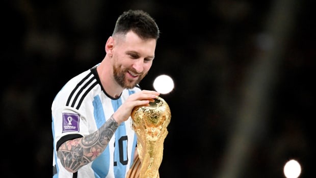 Lionel Messi acaricia el trofeo de la FIFA tras la final ganada a Francia en Qatar 2022