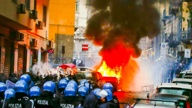 Hinchas del Eintracht Frankfurt ocasionaron disturbios en el centro de Nápoles