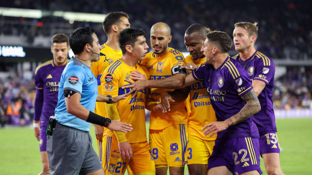 Jesús Angulo de Tigres confronta a jugadores del Orlando City en duelo de Concachampions