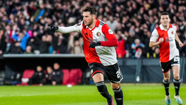 Santiago Giménez del Feyenoord anota gol al Shakhtar en la Europa League