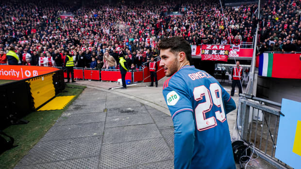 Santiago Giménez en duelo con Feyenoord ante el Ajax en la Eredivisie