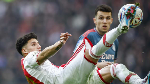 Jorge Sánchez del Ajax enfrentando al Feyenoord