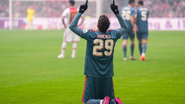 Santiago Giménez arrodillado de espaldas celebrando