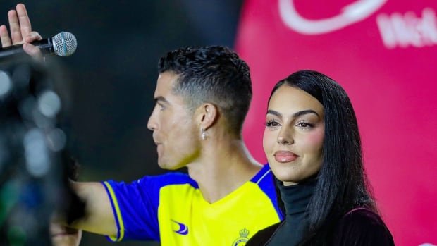 Georgina Rodríguez y Cristiano Ronaldo en su presentación en el futbol árabe