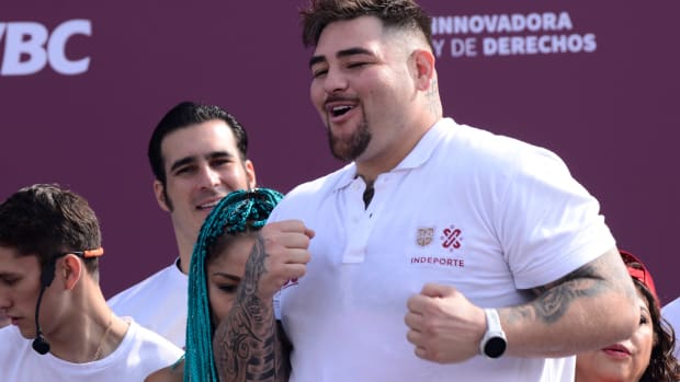 Andy Ruiz en una clase masiva de box en el zócalo de la CDMX