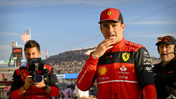 Charles Leclerc con gorra de Ferrari mira a la cámara