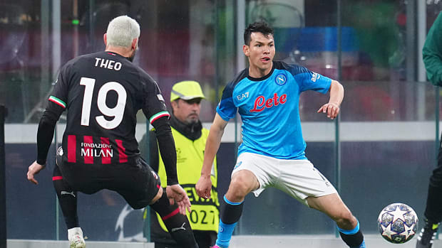 Hirving Lozano del Napoli ante el Milan en Champions League