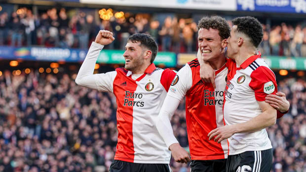 Santiago Giménez y el Feyenoord festejan el gol de la ventaja ante la Roma en la Europa League
