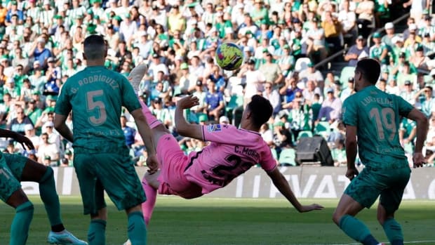 César Montes marca gol de chilena con el Espanyol