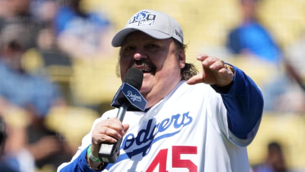 Ramón Ayala lanzó la primera bola en el Dodger Stadium este 19 de abril