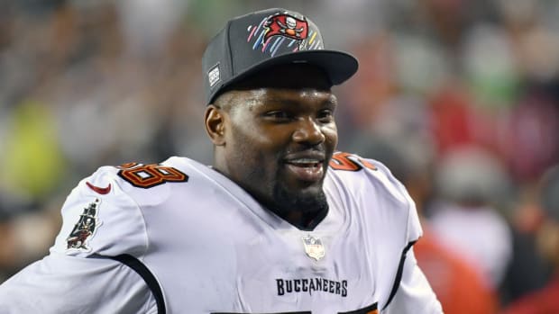 Tampa Bay Buccaneers outside linebacker Shaquil Barrett con gorra