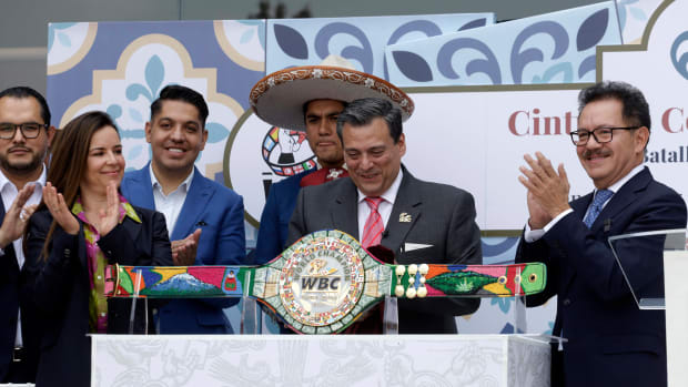 Mauricio Sulaiman presenta cinturón para pelea de Canelo vs Ryder