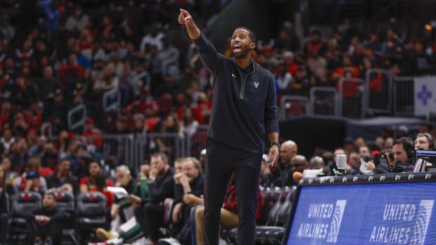 Milwaukee Bucks associated head coach Charles Lee directs his team against the Chicago Bulls