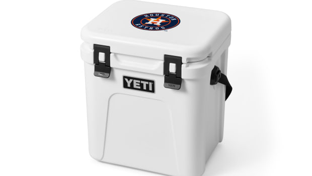 Custom_MLB_White_3qrt_Lid_Down_Houston_Astros_Tundra_Roadie_24_2400x2400