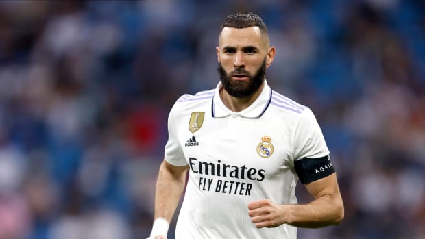 Karim Benzema con el uniforme del Real Madrid