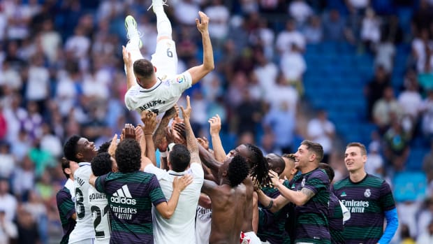 Real Madrid celebra a Benzema aventándolo al aire