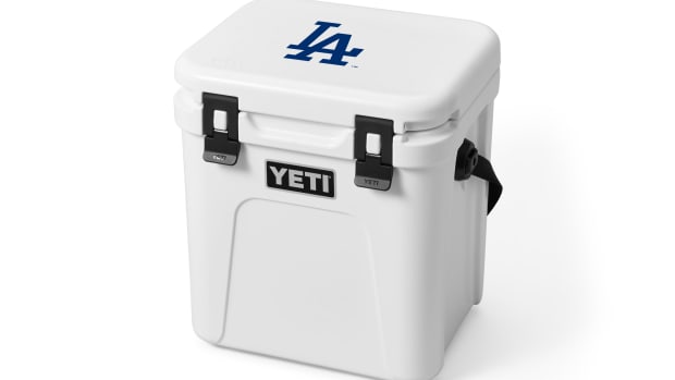 Custom_MLB_White_3qrt_Lid_Down_LA_Dodgers_Tundra_Roadie_24_2400x2400