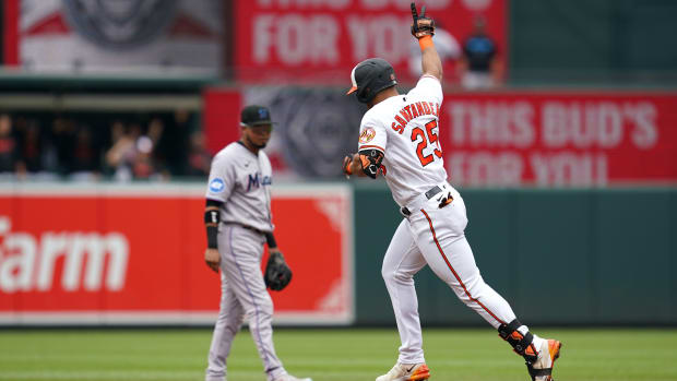 Baltimore Orioles' Anthony Santander Robs Home Run vs. Seattle Mariners -  Fastball