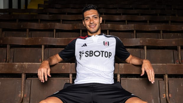 Raúl Jiménez con el uniforme del Fulham