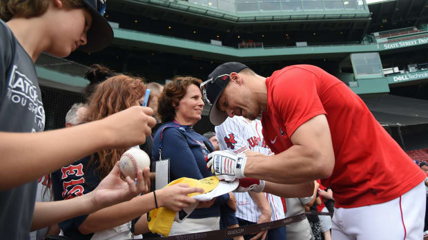 Red Sox, Enrique Hernandez agree to one-year extension 