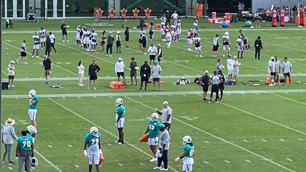 Former Dolphins OT Brandon Shell Signs with Bills; Miami Apparently All  Done at RT - Miami Dolphins