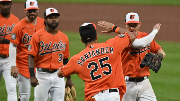 Baltimore Orioles' Anthony Santander Robs Home Run vs. Seattle Mariners -  Fastball