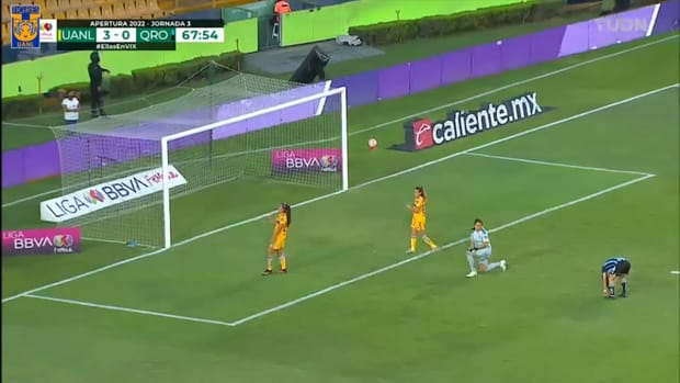 Cecilia Santiago's huge one on one save against Querétaro