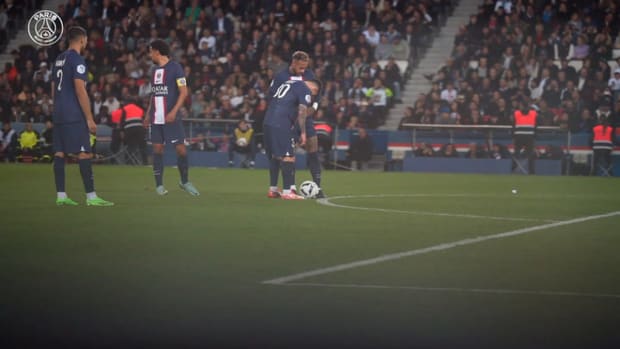 Leo Messi's first free kick with PSG