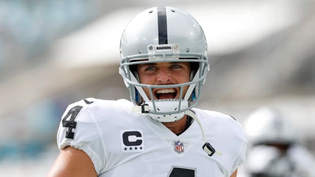 JACKSONVILLE, FL - NOVEMBER 06: Las Vegas Raiders quarterback Derek Carr (4) during the game between the Las Vegas Raiders and the Jacksonville Jaguars on November 6, 2022 at TIAA Bank Field in Jacksonville, Fl.