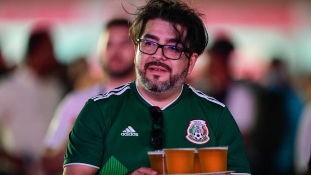 fan mexicano toma cerveza en fan fest Qatar