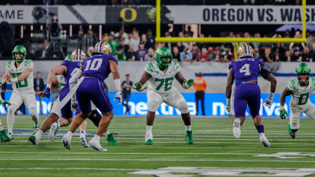 Oregon Football: Oregon Ducks Reveal Uniform Combination For Week 12 vs.  Arizona State - Sports Illustrated Oregon Ducks News, Analysis and More